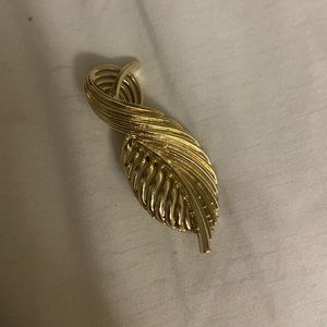 14k Gold Brooch Pin .